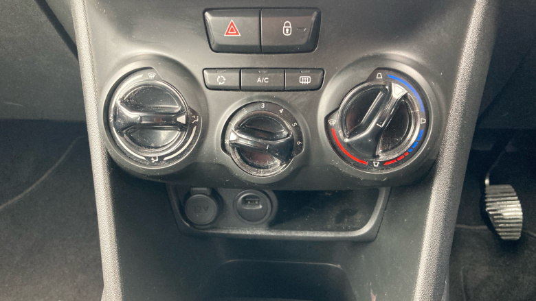 Peugeot 208 1.2 PureTech 82 Signature 5dr [Start Stop] Petrol Hatchback